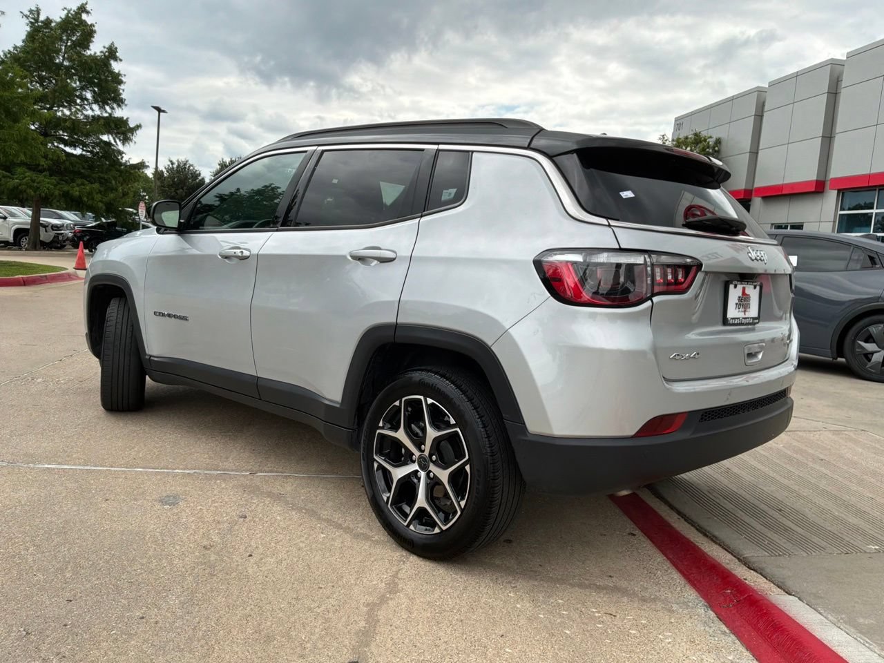 Used 2025 Jeep Compass Limited AWD/4WD image 8