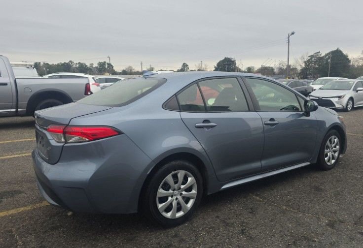 Used 2022 Toyota Corolla LE image 2