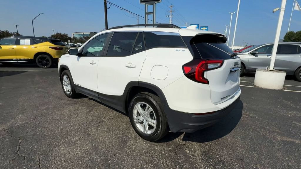 Used 2024 GMC Terrain SLE w/ Driver Convenience Package FWD image 6