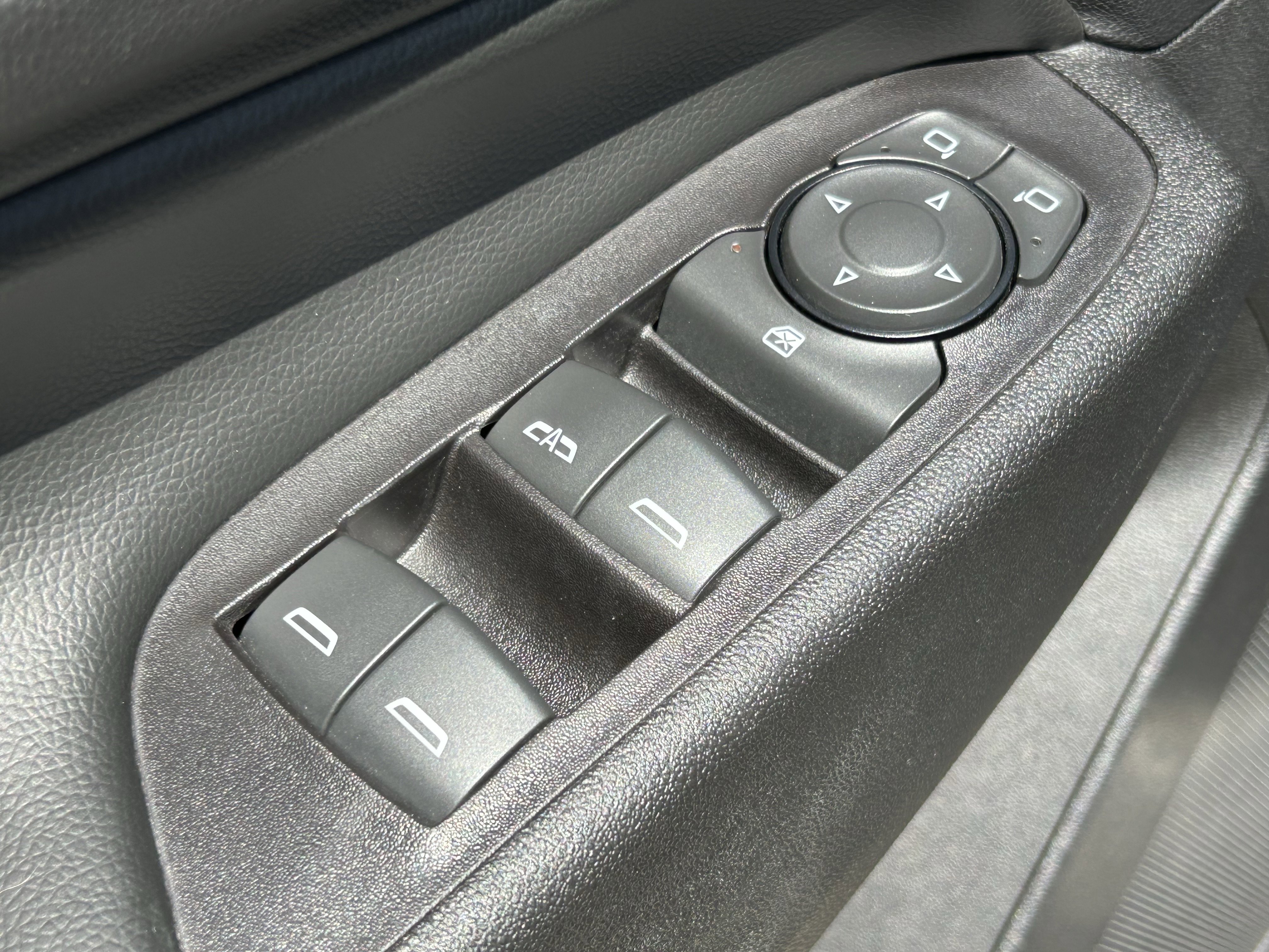 Used 2018 Chevrolet Equinox LT FWD image 16