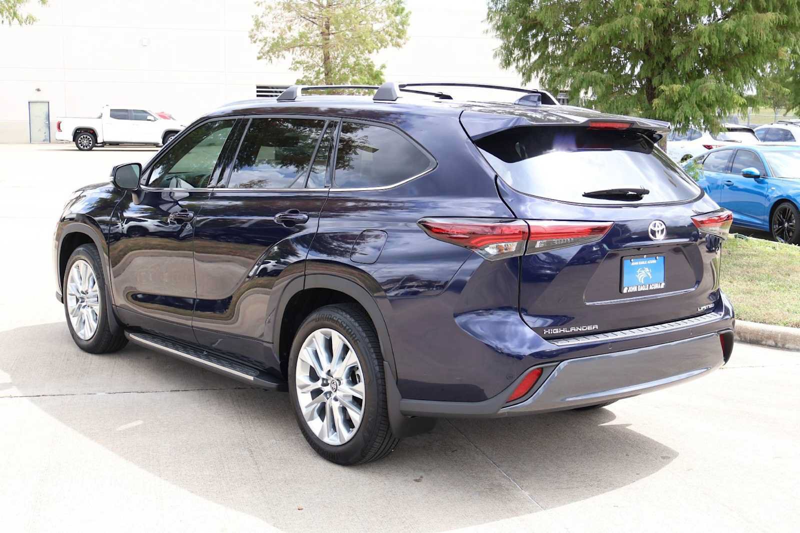 Used 2024 Toyota Highlander Limited FWD image 4