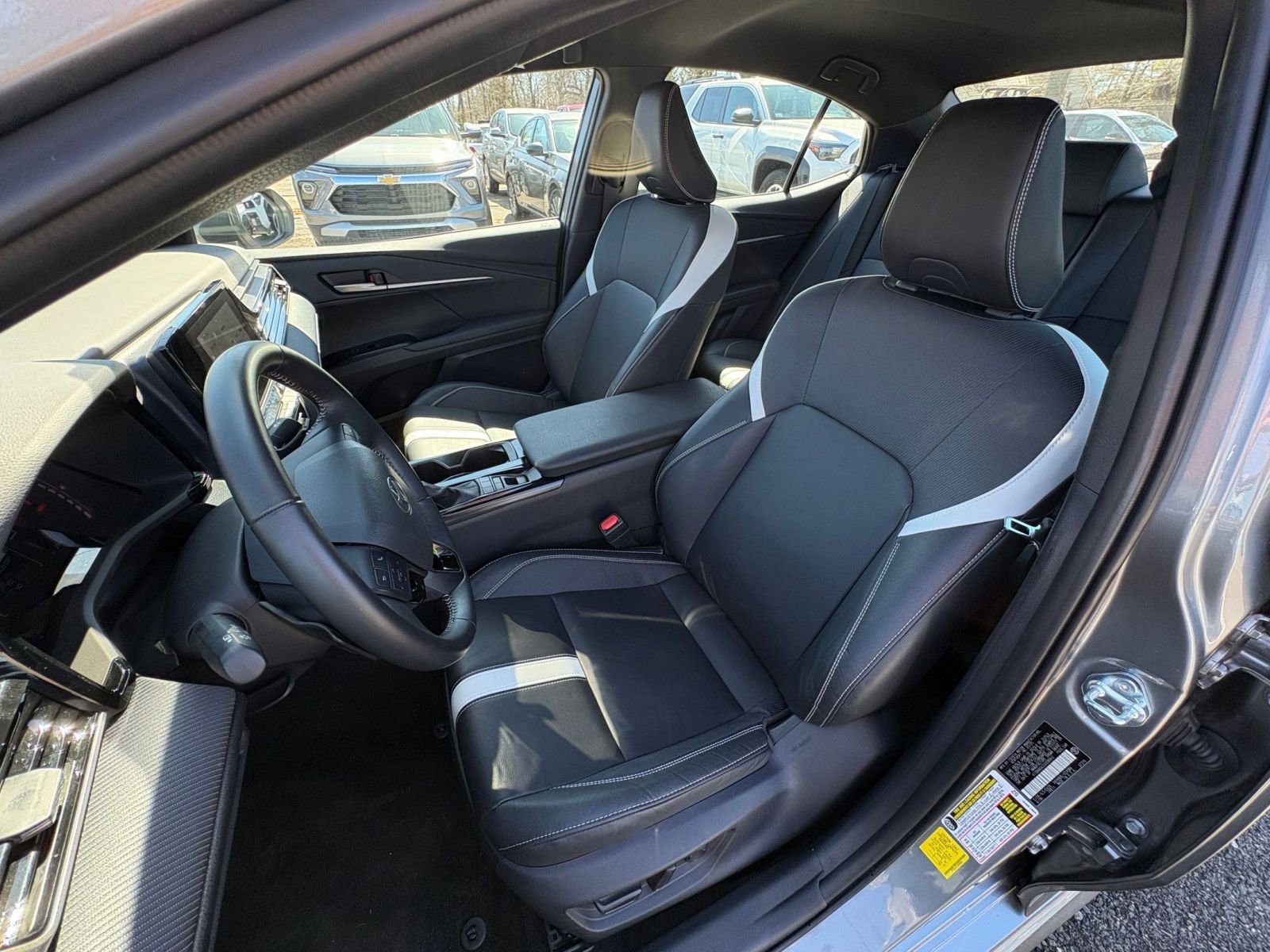 Used 2025 Toyota Camry SE FWD image 33