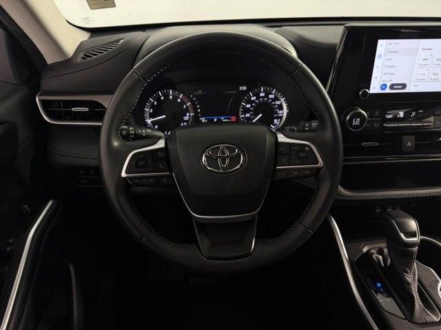 Used 2025 Toyota Highlander LE FWD image 21