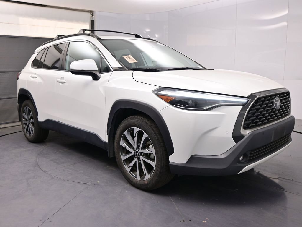 Used 2023 Toyota Corolla Cross XLE w/ Convenience Package image 3