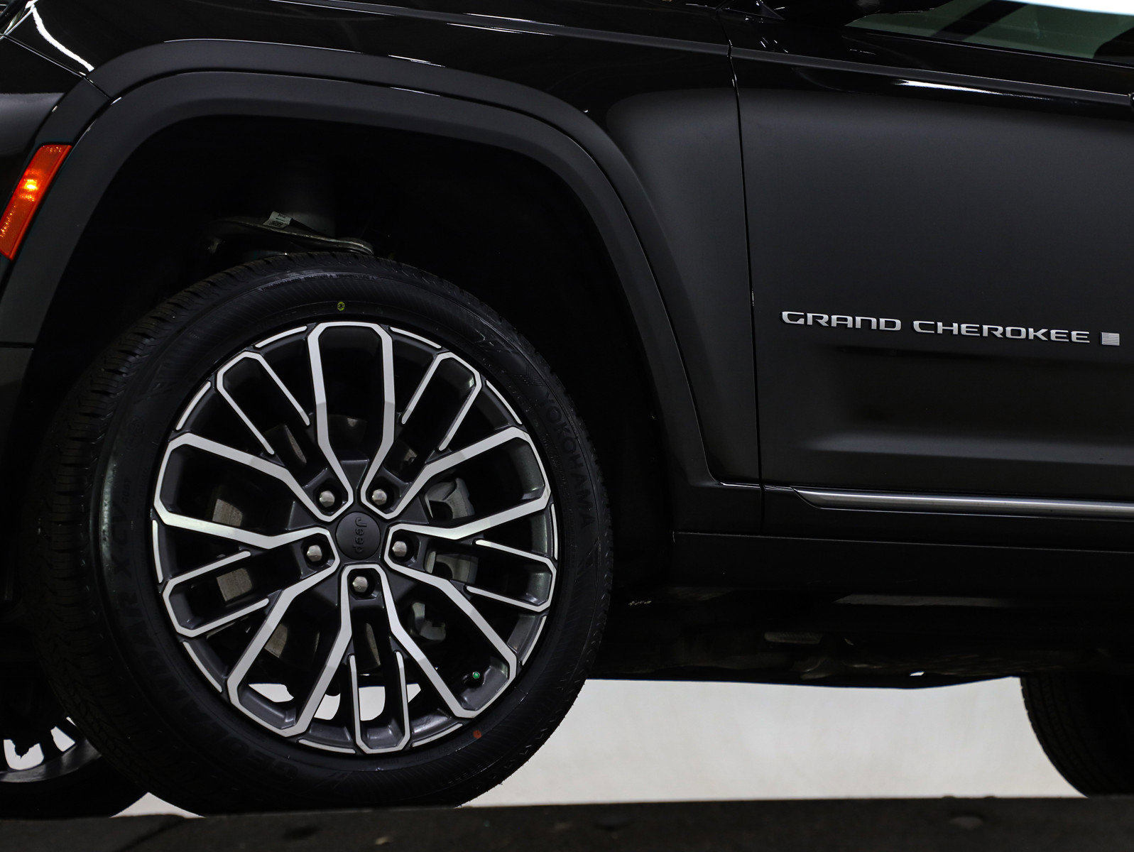 Used 2023 Jeep Grand Cherokee L Summit image 35