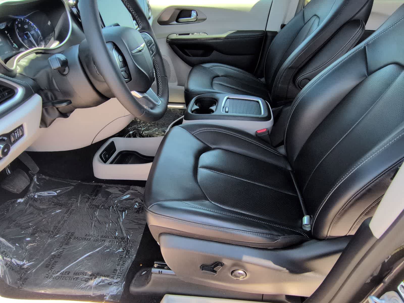 Certified 2023 Chrysler Pacifica Touring-L AWD/4WD image 17
