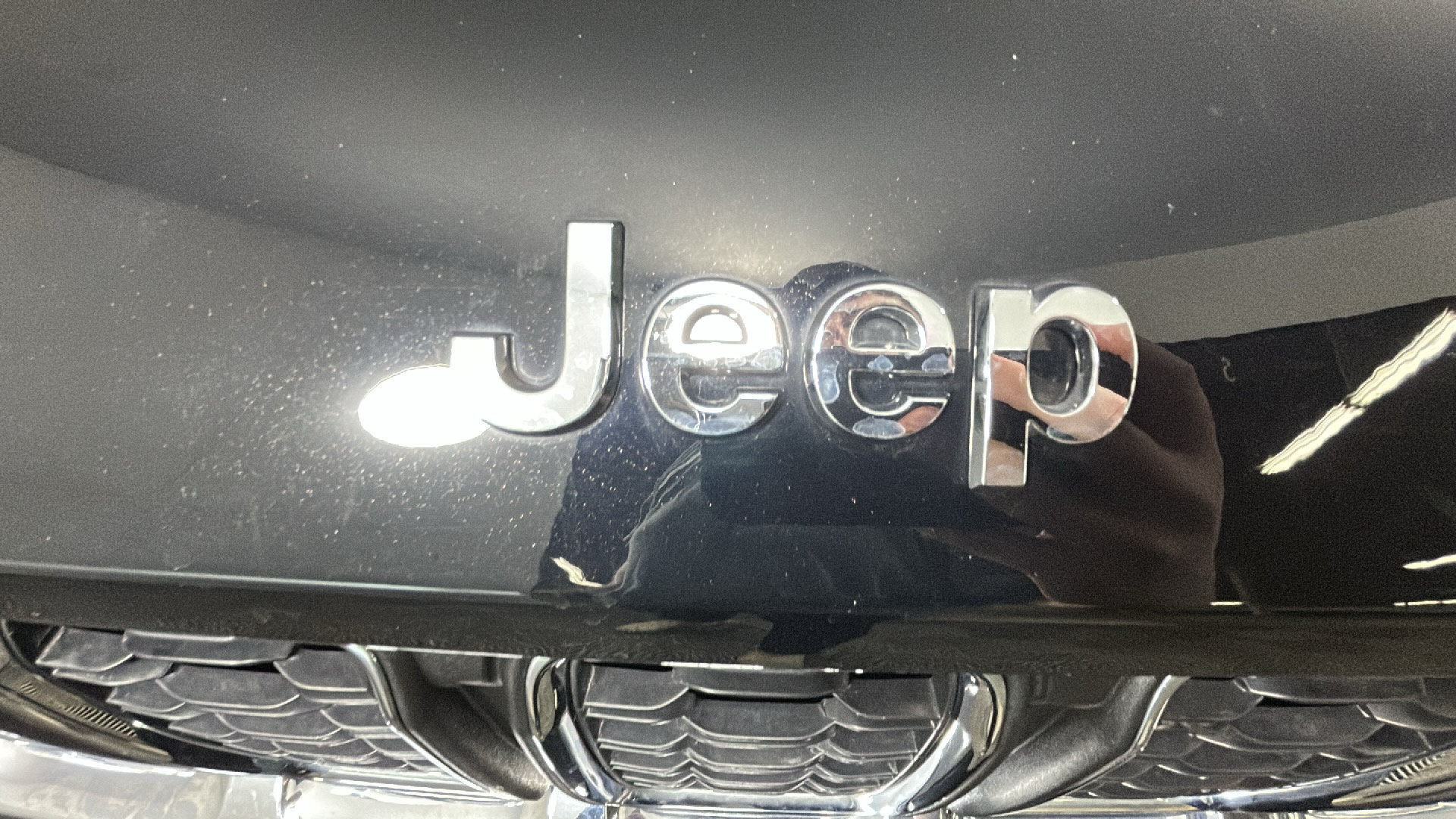 Used 2023 Jeep Grand Cherokee Laredo w/ Luxury Tech Group I AWD/4WD image 10