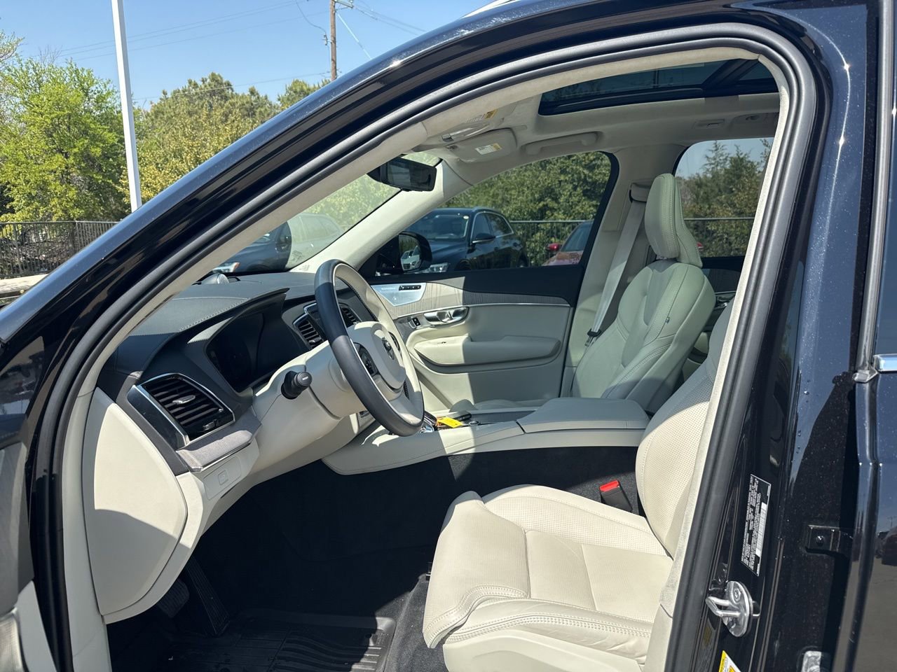 Used 2025 Volvo XC90 B6 Ultra w/ Lounge Package image 21