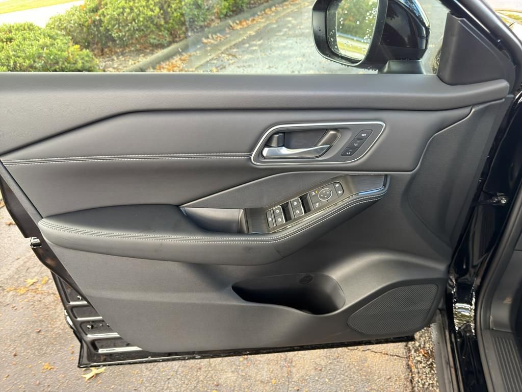 New 2026 Nissan Rogue Platinum image 17