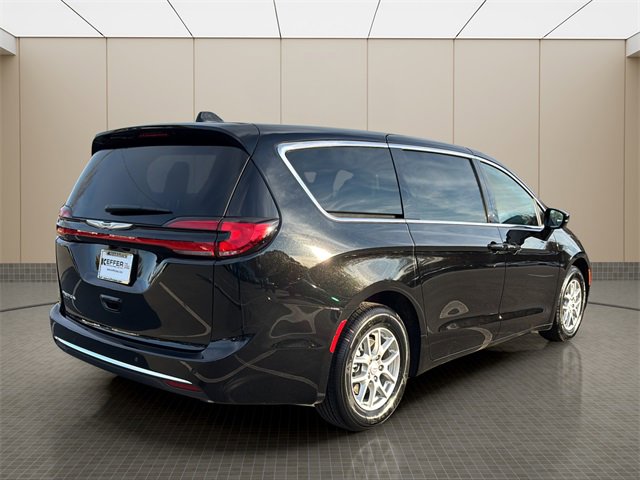 New 2026 Chrysler Pacifica Select image 5