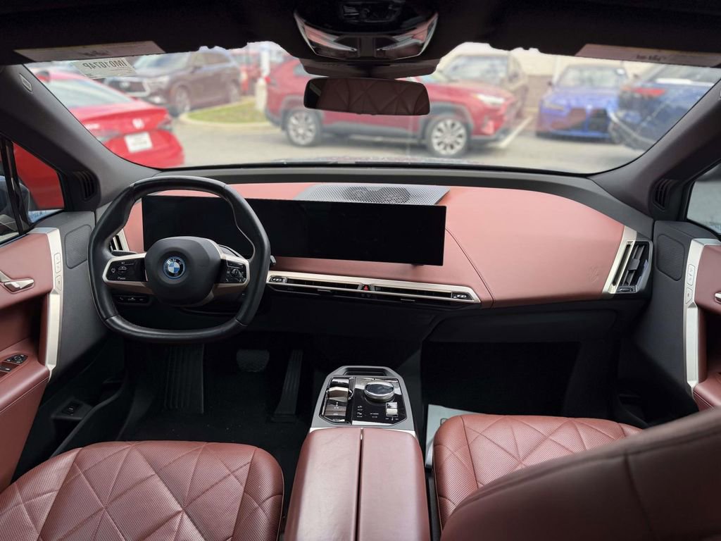 Used 2023 BMW iX xDrive50 w/ Sport Package AWD/4WD image 11