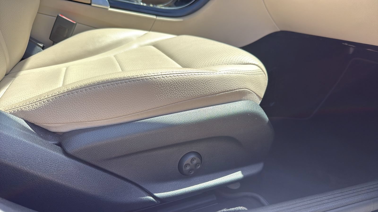 Used 2017 Mercedes-Benz C 300 Sedan image 21