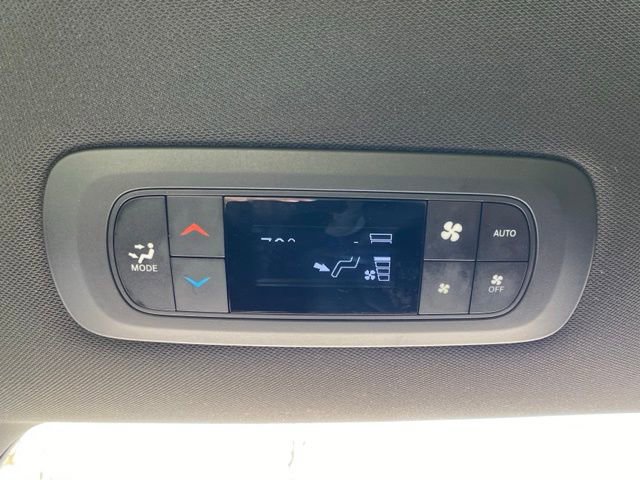 Used 2025 Chrysler Pacifica Select image 46