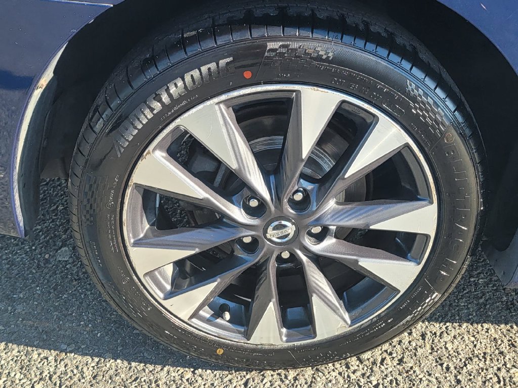 Used 2016 Nissan Sentra SR w/ SR Premium Package FWD image 10