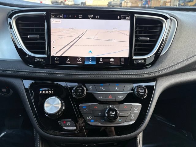 New 2026 Chrysler Pacifica Limited w/ Uconnect Theater Family Group FWD image 18