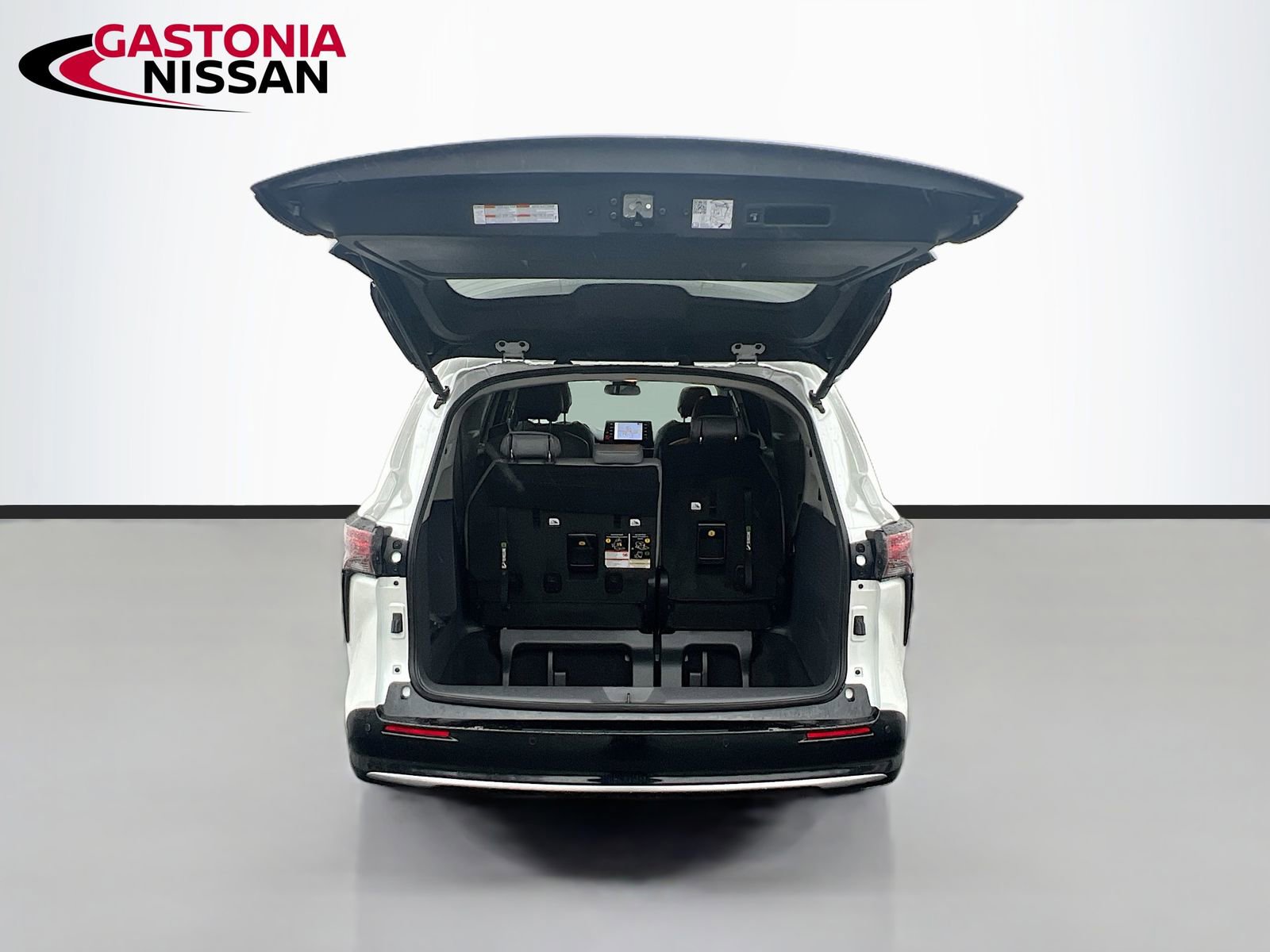 Used 2023 Toyota Sienna Limited image 36