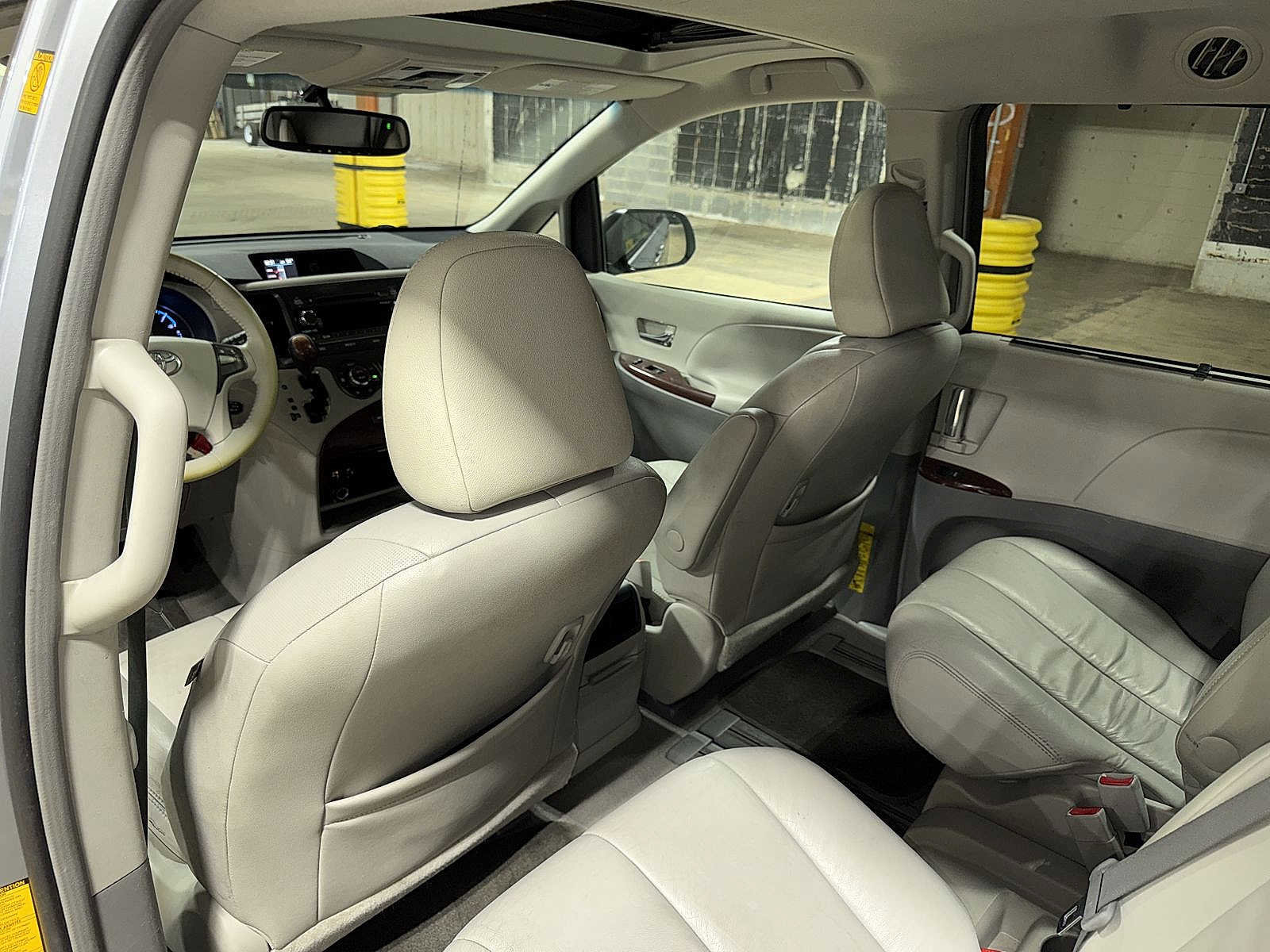 Used 2011 Toyota Sienna XLE image 29