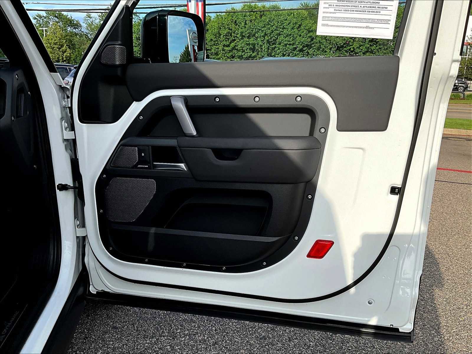 Used 2024 Land Rover Defender 90 X-Dynamic SE image 12