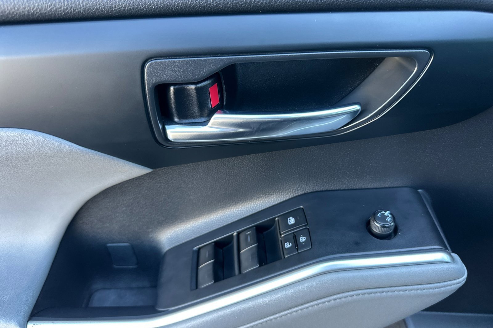 Used 2022 Toyota Highlander XLE image 10