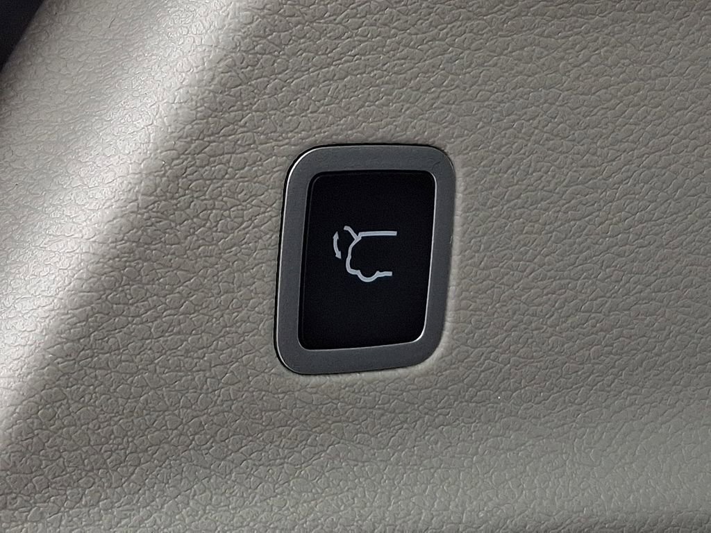 Used 2024 Chrysler Voyager LX image 29