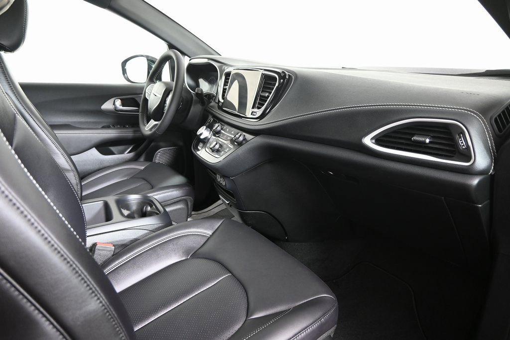 Used 2025 Chrysler Pacifica Select FWD image 15