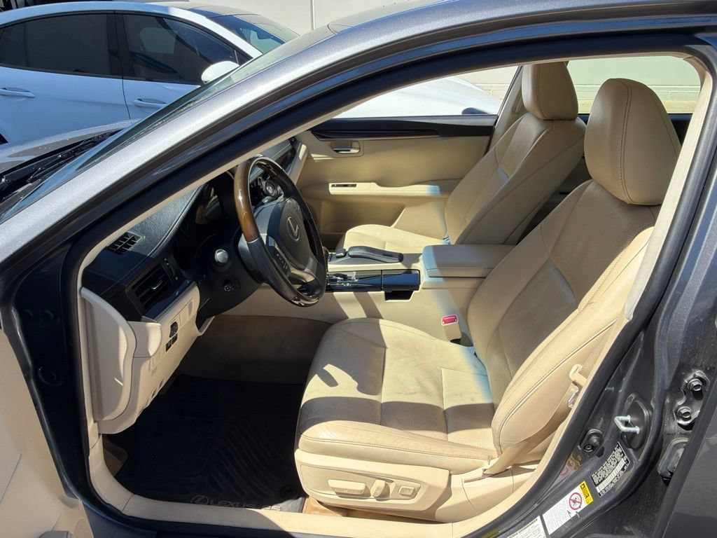 Used 2015 Lexus ES 350 w/ Luxury Package FWD image 2
