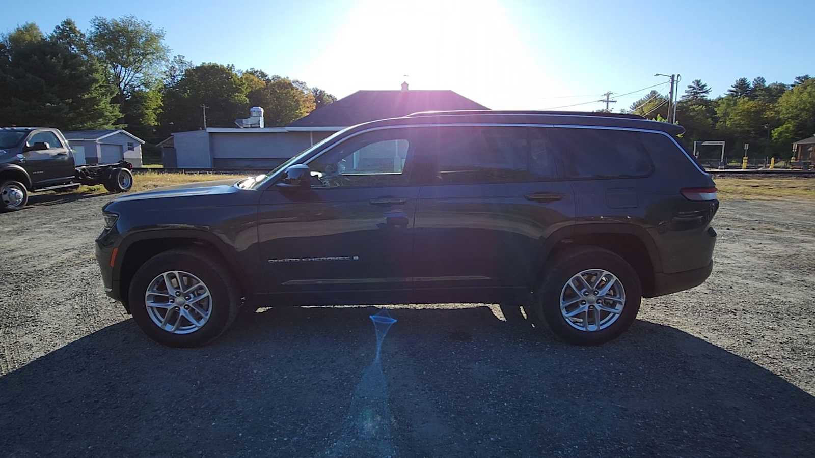 New 2025 Jeep Grand Cherokee L Laredo image 5