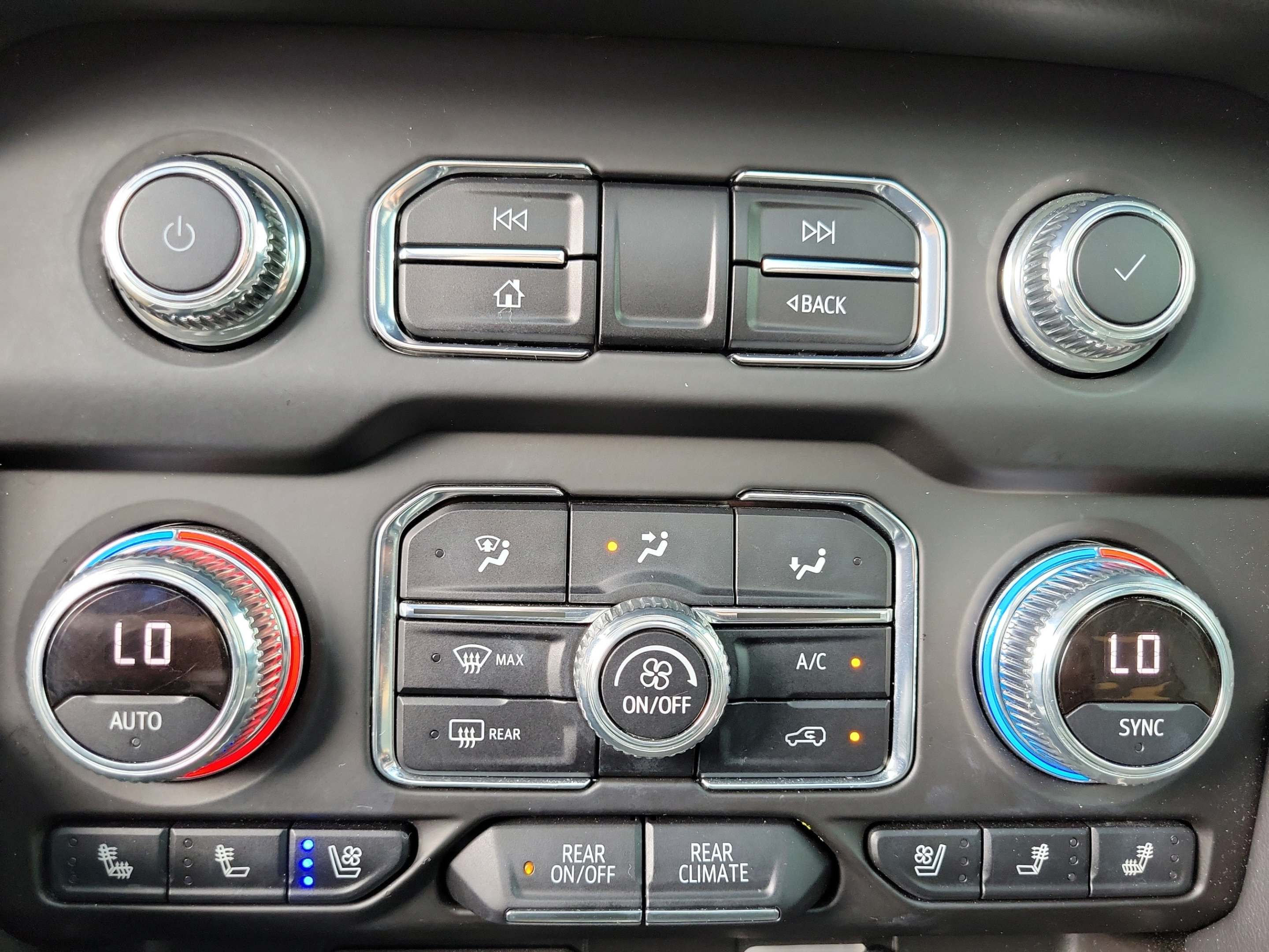 Used 2023 GMC Yukon XL AT4 w/ Technology Package AWD/4WD image 18