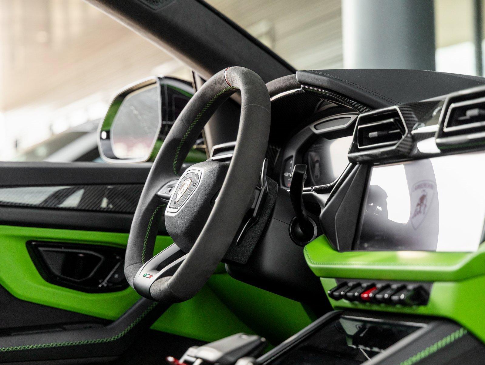 Used 2025 Lamborghini Urus SE image 56