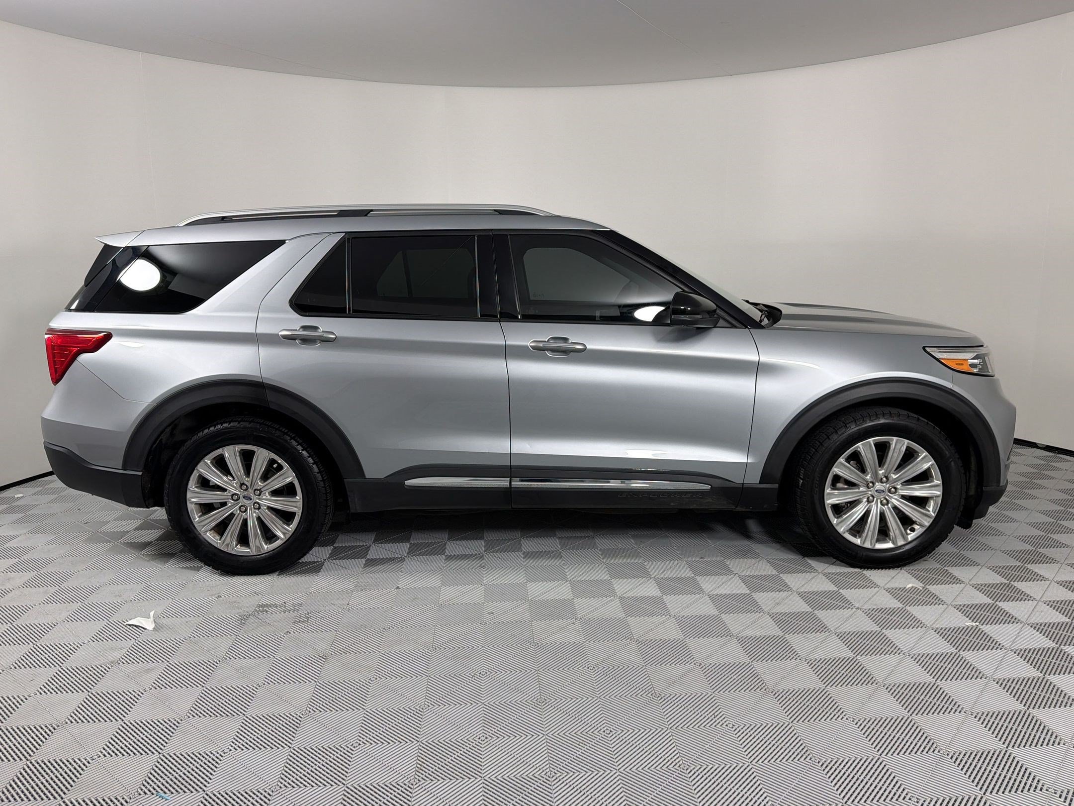 Used 2022 Ford Explorer Limited w/ Equipment Group 301A RWD image 8
