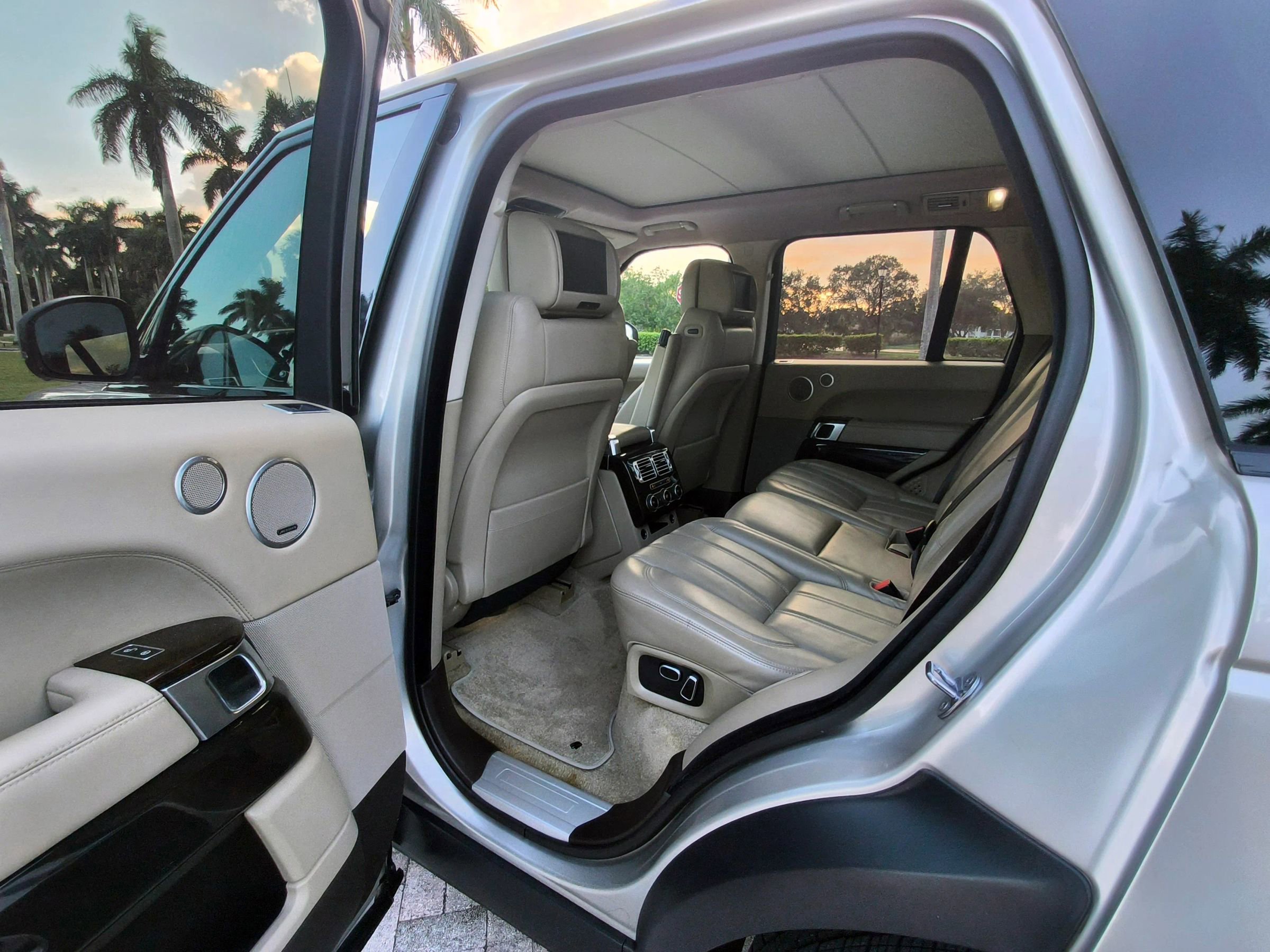 Used 2015 Land Rover Range Rover HSE image 30