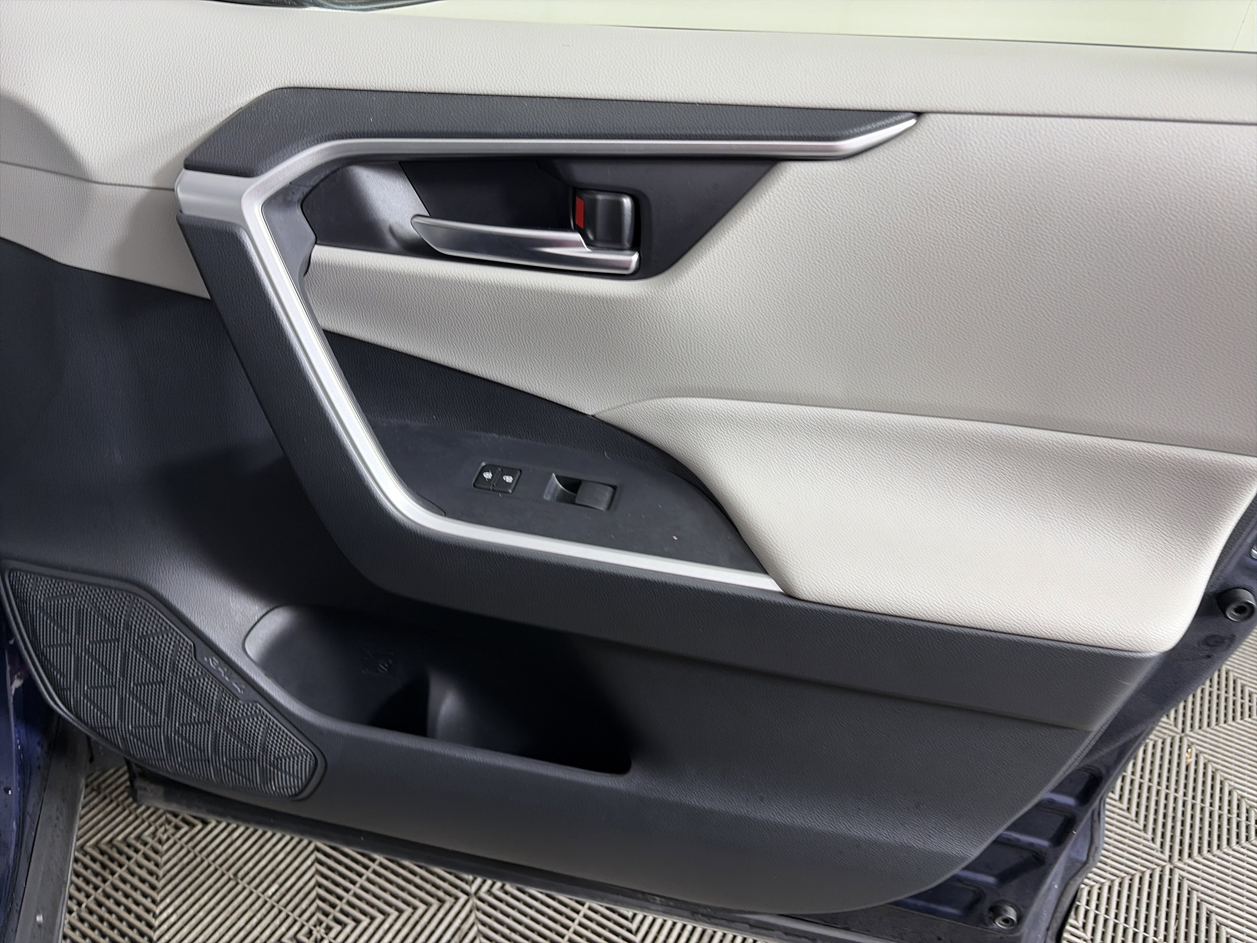 Used 2020 Toyota RAV4 XLE image 44