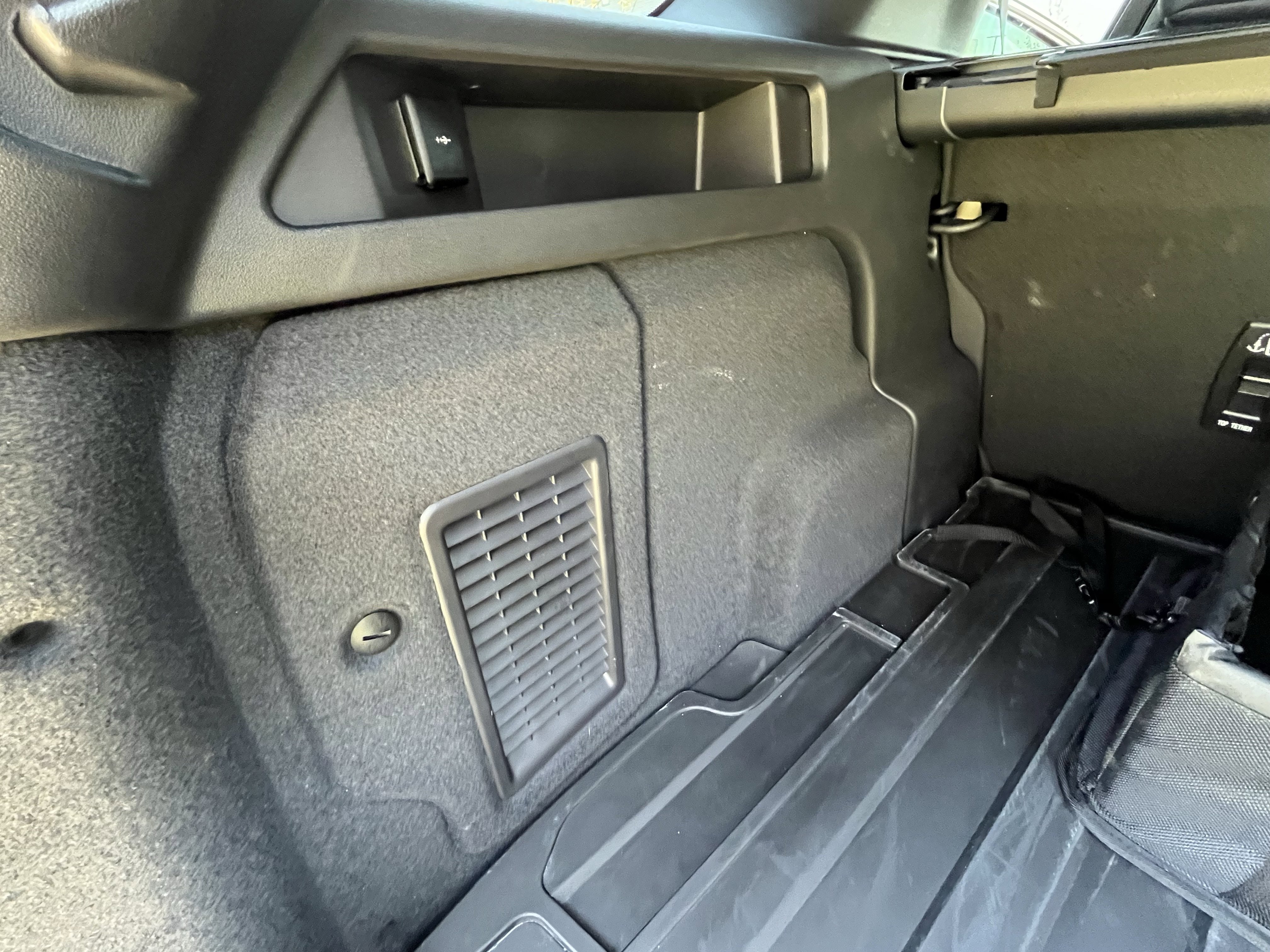 Certified 2025 Land Rover Discovery Sport Dynamic SE image 33