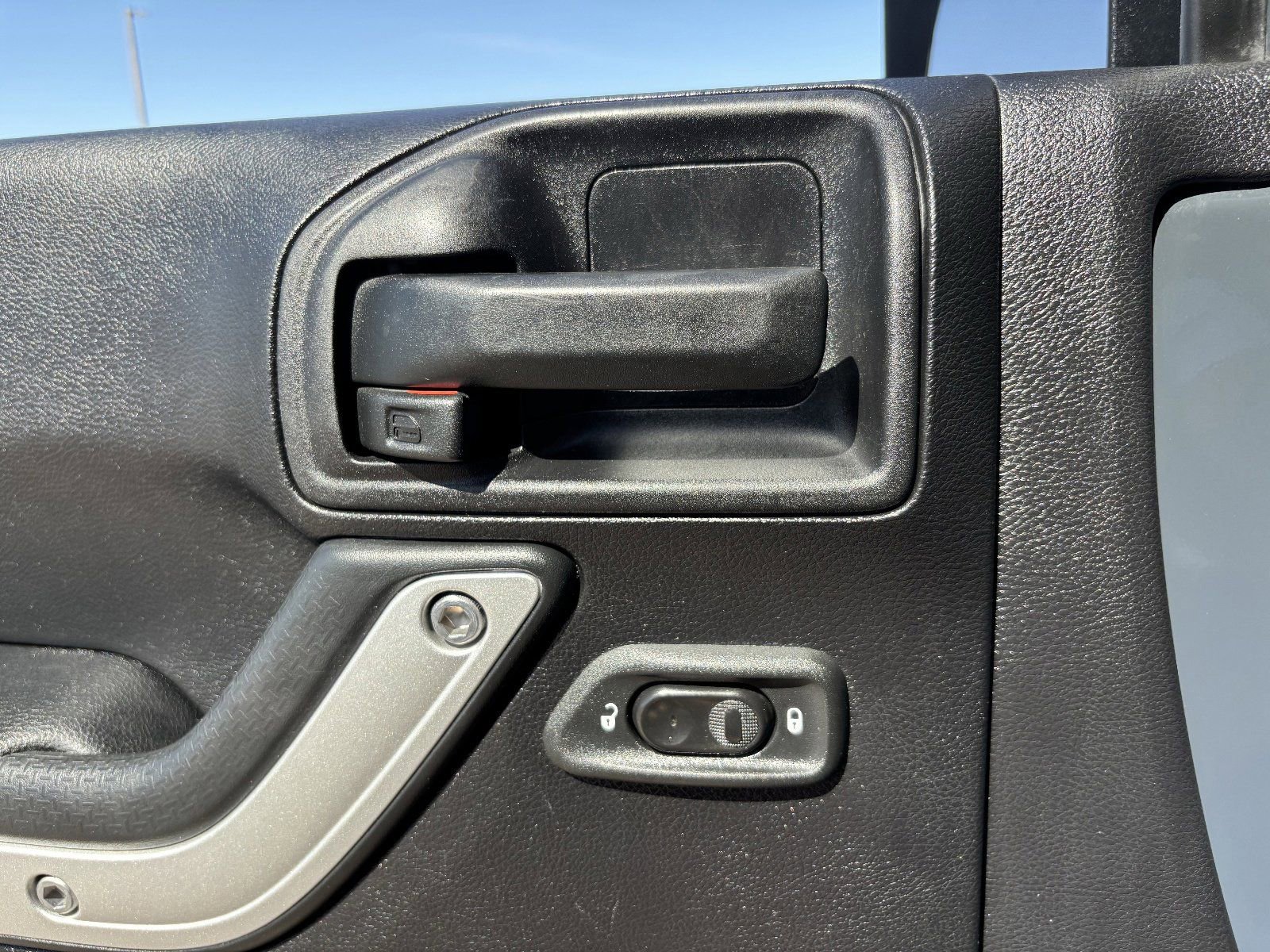 Used 2016 Jeep Wrangler Unlimited Rubicon w/ Connectivity Group AWD/4WD image 22