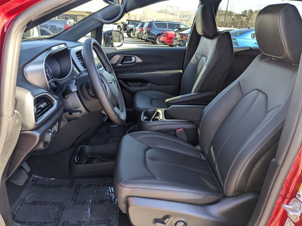 New 2025 Chrysler Voyager LX image 4