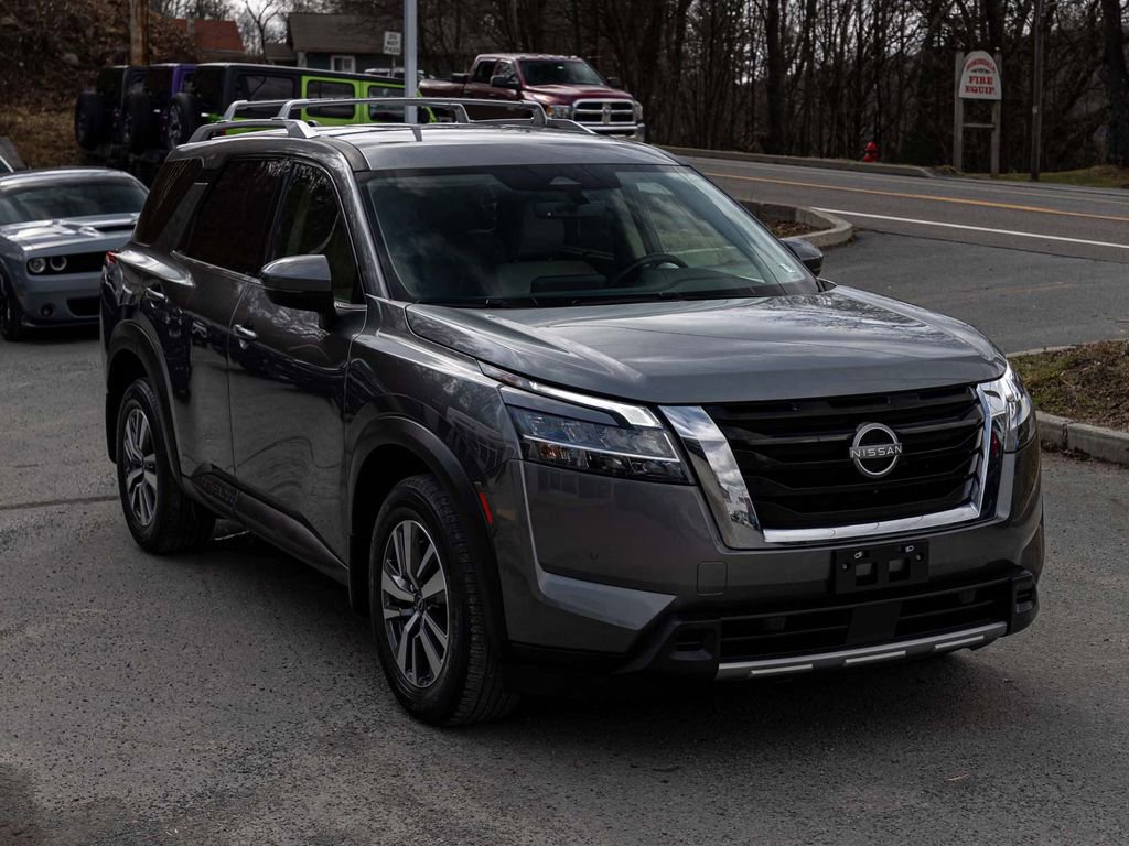 Used 2023 Nissan Pathfinder SL AWD/4WD image 3