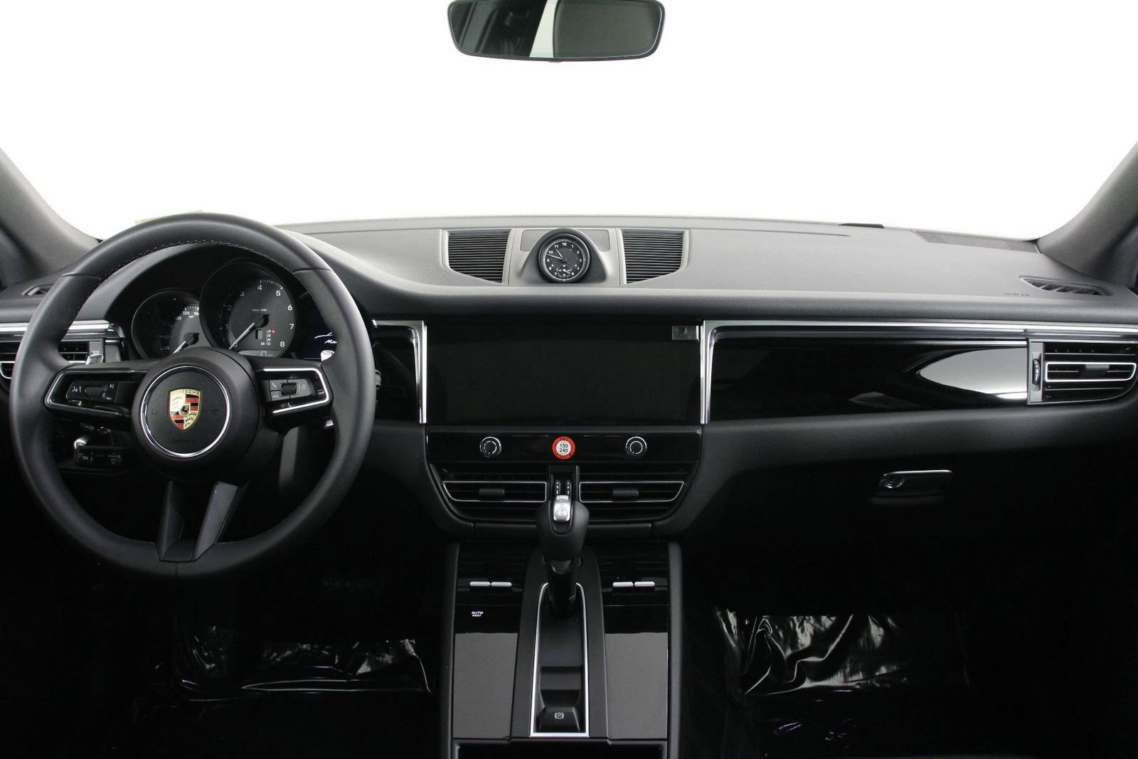 Certified 2025 Porsche Macan image 11