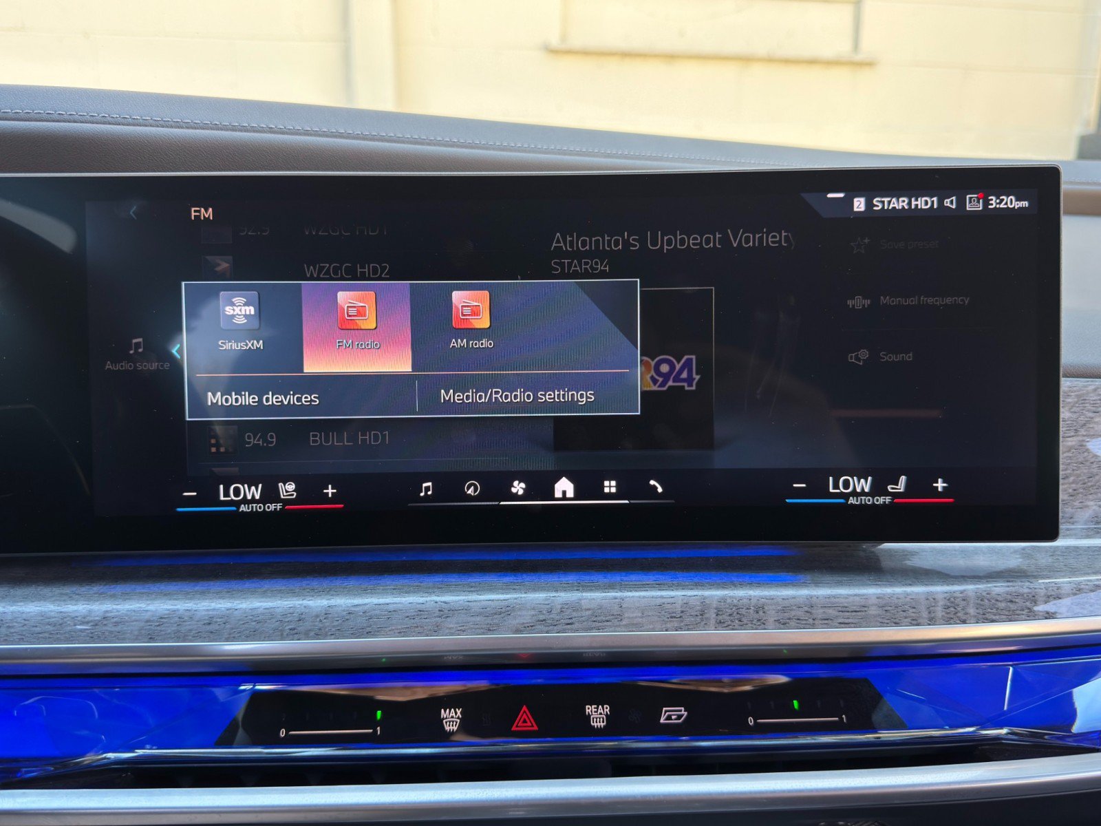 Used 2024 BMW 740i w/ Premium Package 2 RWD image 27