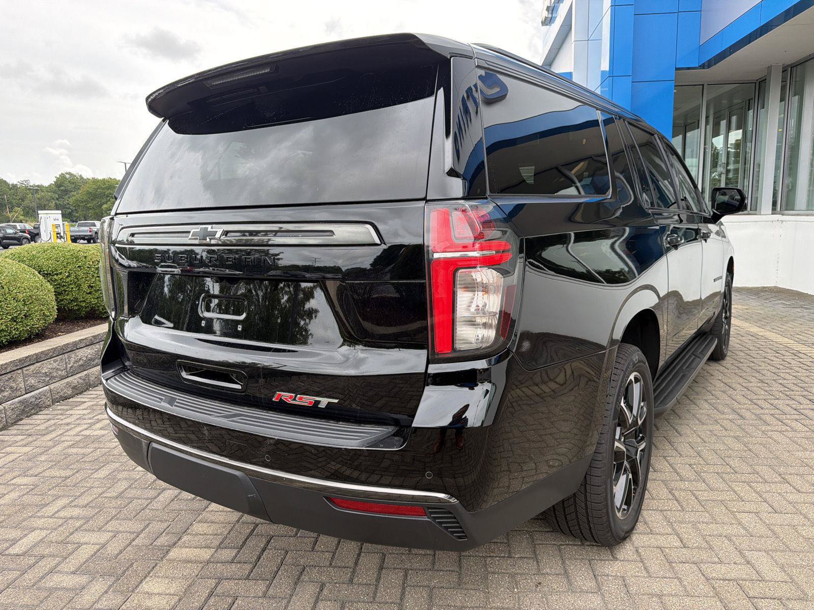 Used 2022 Chevrolet Suburban RST w/ Luxury Package AWD/4WD image 5