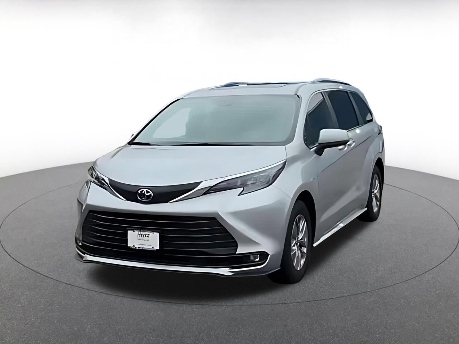 Used 2025 Toyota Sienna XLE FWD image 6
