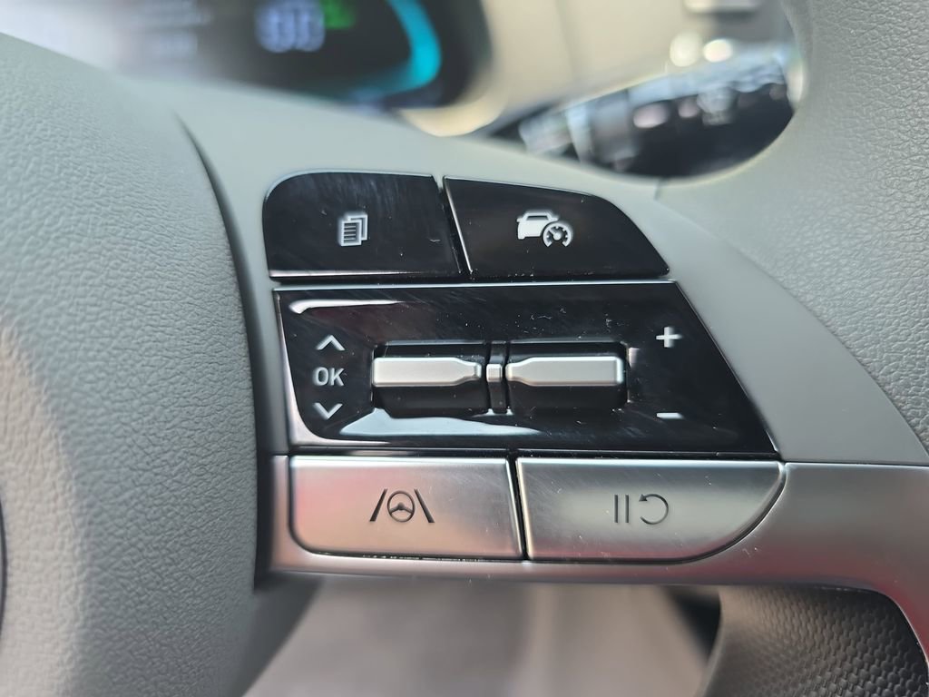 Used 2025 Hyundai Elantra Blue image 16