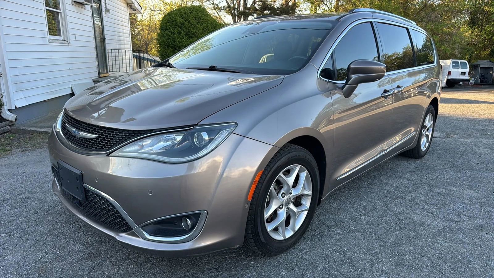 Used 2018 Chrysler Pacifica Touring-L Plus w/ Advanced Safetytec Group image 8