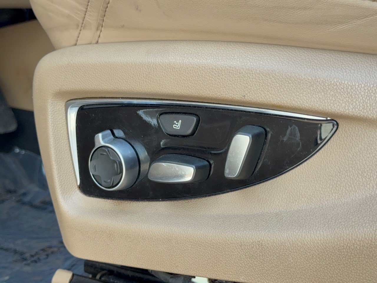 Used 2018 Cadillac Escalade ESV Platinum AWD/4WD image 16