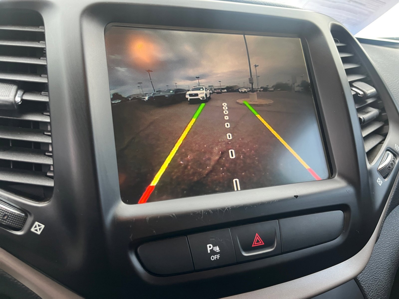 Used 2017 Jeep Cherokee Latitude w/ Safety/Convenience Group image 28