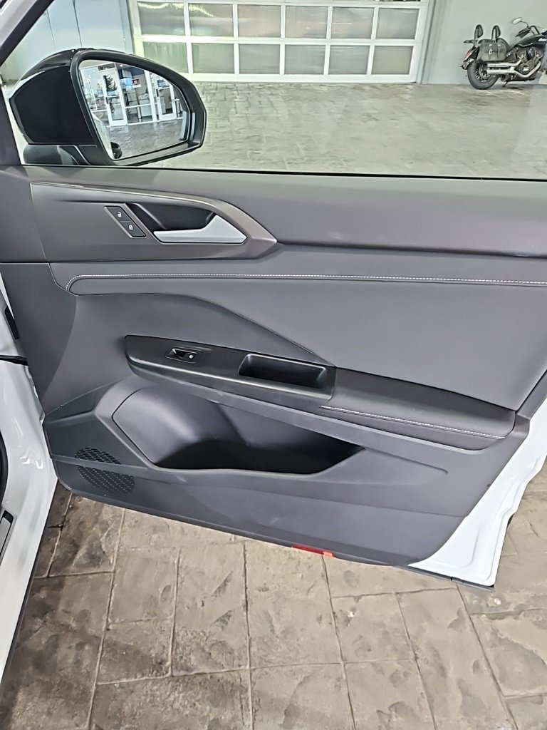 Used 2025 Volkswagen Taos SE image 11
