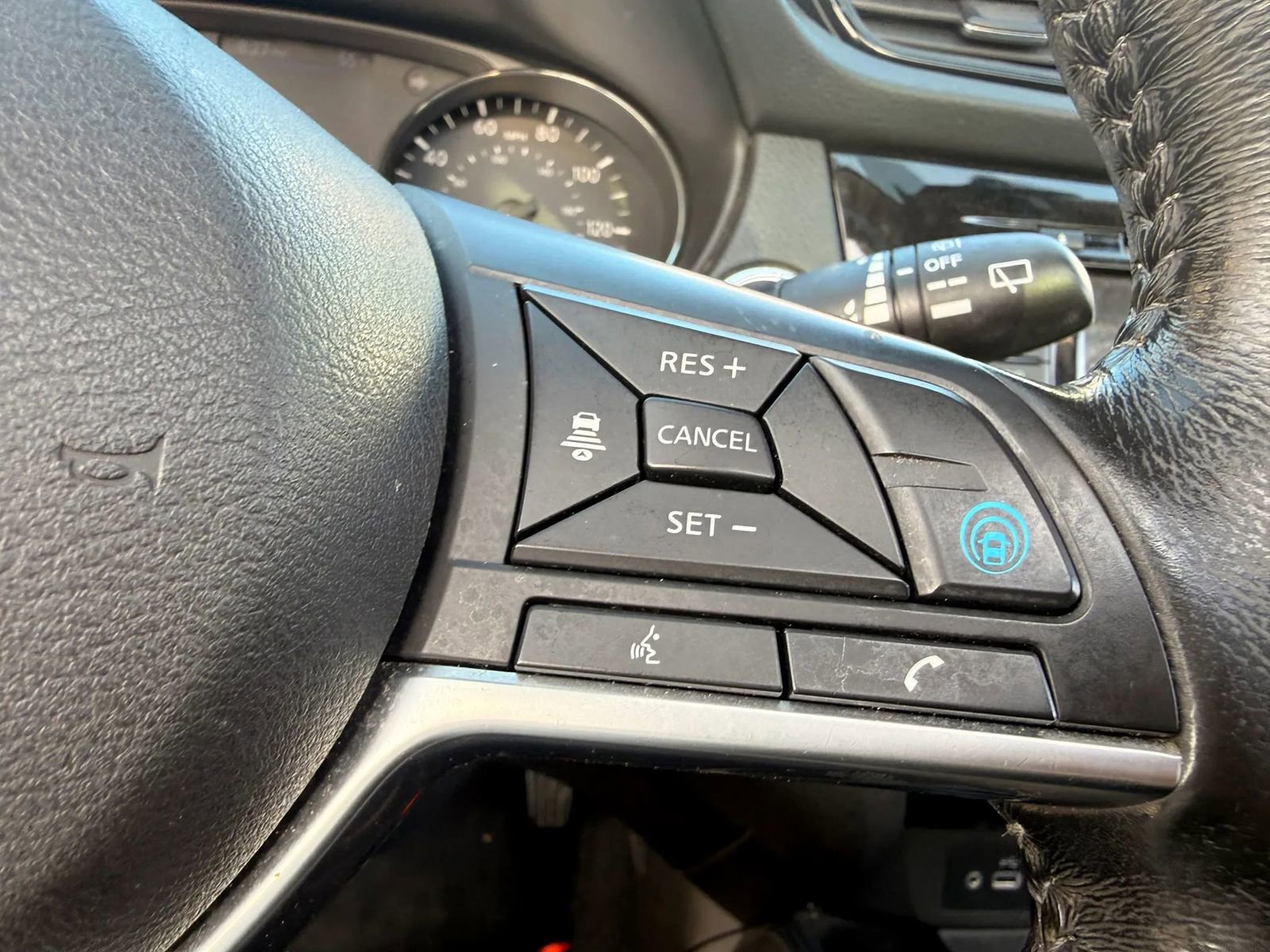 Used 2018 Nissan Rogue SL w/ Premium Package image 18