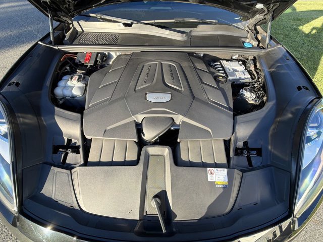 Used 2023 Porsche Cayenne AWD/4WD image 14