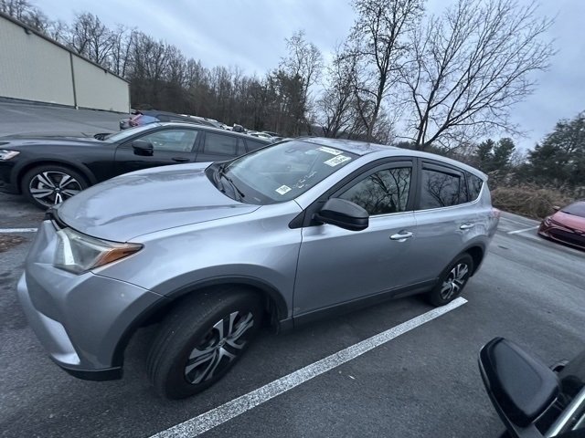 Used 2018 Toyota RAV4 LE image 12