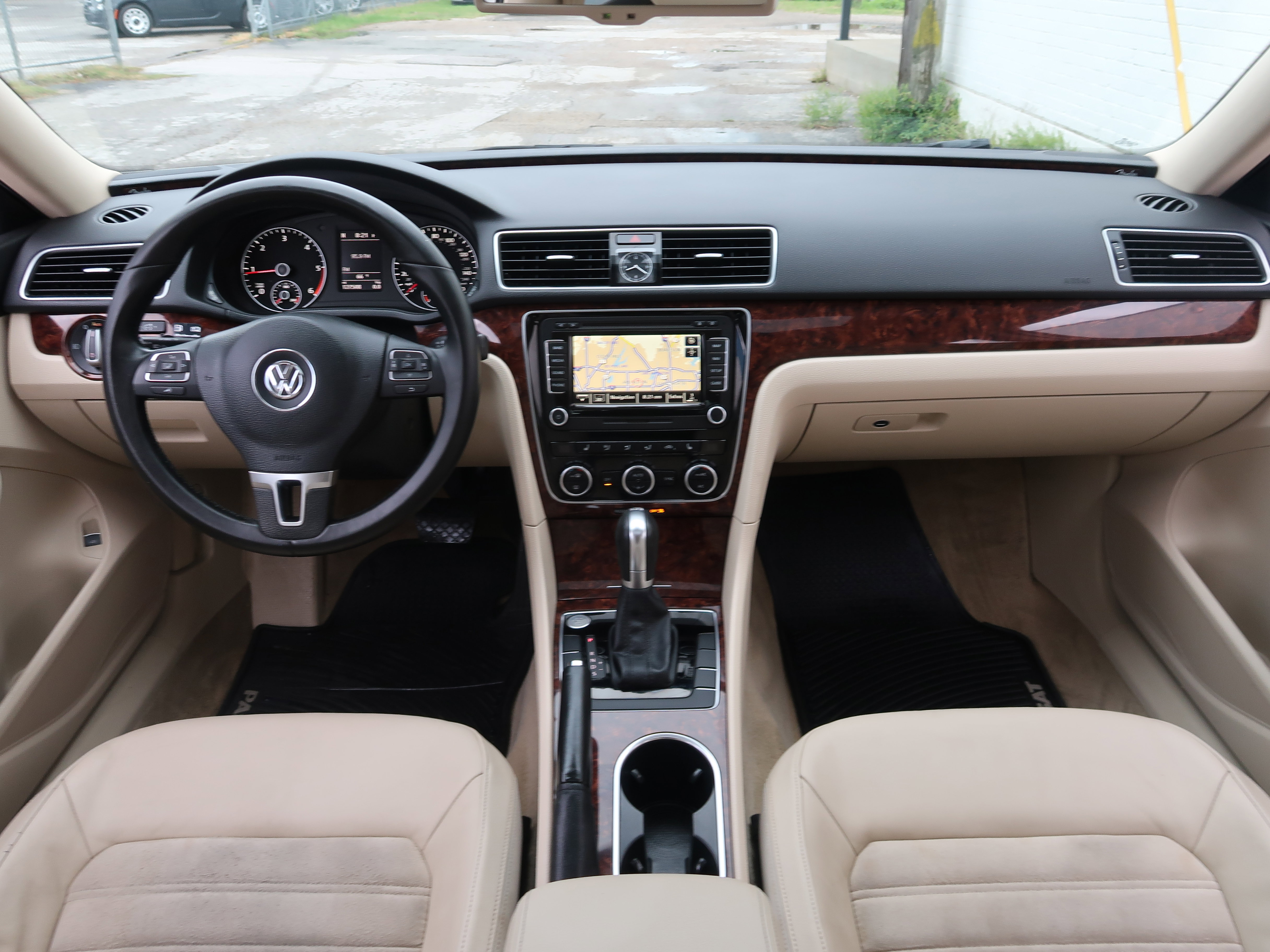 Used 2013 Volkswagen Passat TDI SEL Premium image 11