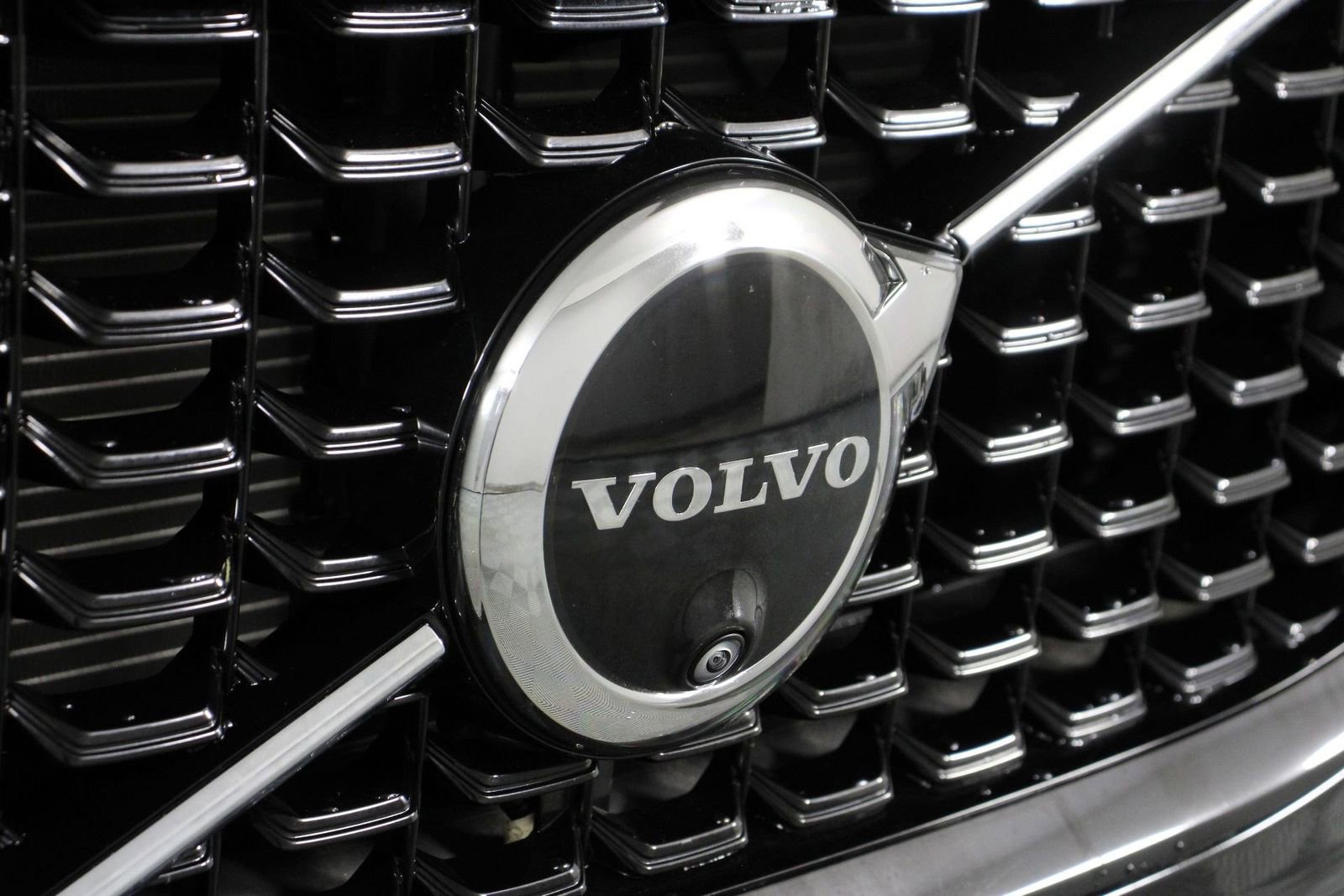 Certified 2025 Volvo XC60 B5 Plus AWD/4WD image 27